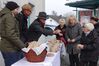 Lukas Butterworth, Uli Aschenbrenner und Wilhelm Zirngibl bei der Aschinger Brotspende